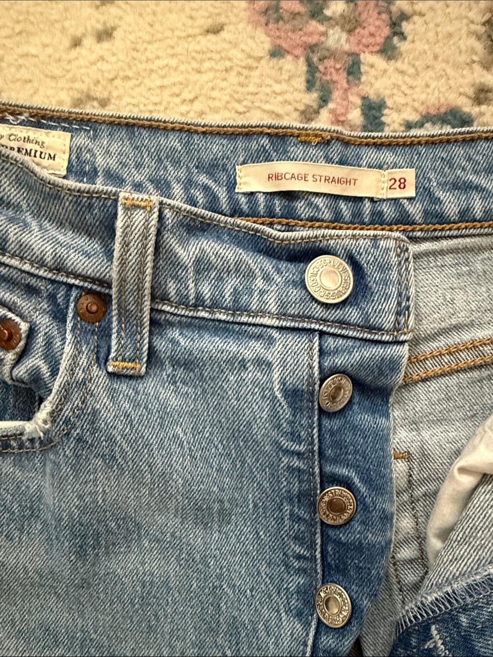Levi’s Ribcage Straight - Picture 2 of 4